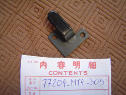 Plaque de verrouillage dans montage de selle coté droit de VFR750