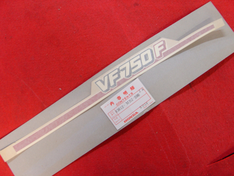 Autocollant cache Honda VF750FD/FE 83/84 type 1 – Réf 83612MB2300ZA