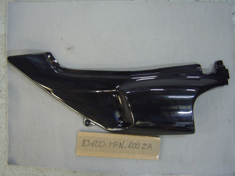 Cache latéral gauche Honda NX650 1995 – Réf. 83600MAN600ZA