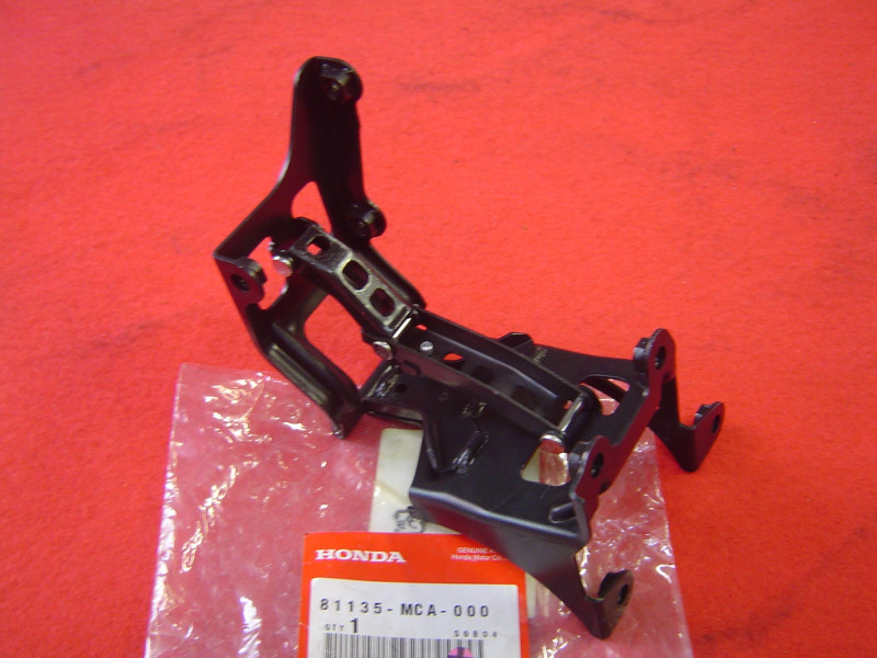 Charnière gauche top case Honda GL1800 2001/2005 - 81135MCA000