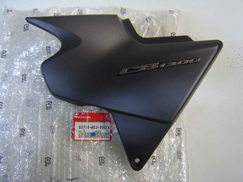 Cache latéral gauche Honda CB1300 - Réf. 83710MEJD00ZA NH303M