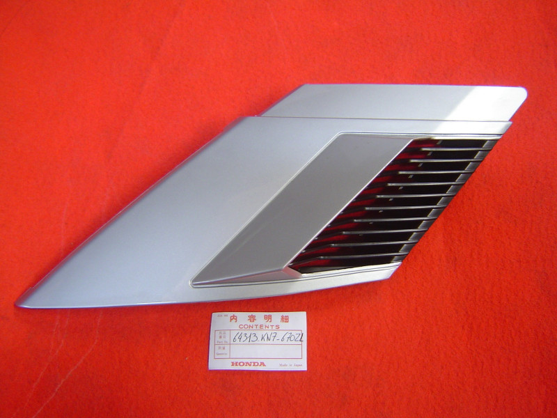 Grille latérale gauche Honda CH125 Spacy NH-132M | 64313KN7670ZL