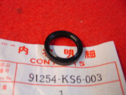 Cache poussière d'axe de bras oscillant 20x26x4 de CR125RG HONDA 91254-KS6-003