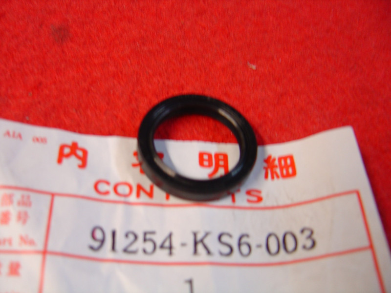 Cache poussière d'axe de bras oscillant 20x26x4 de CR125RG HONDA 91254-KS6-003