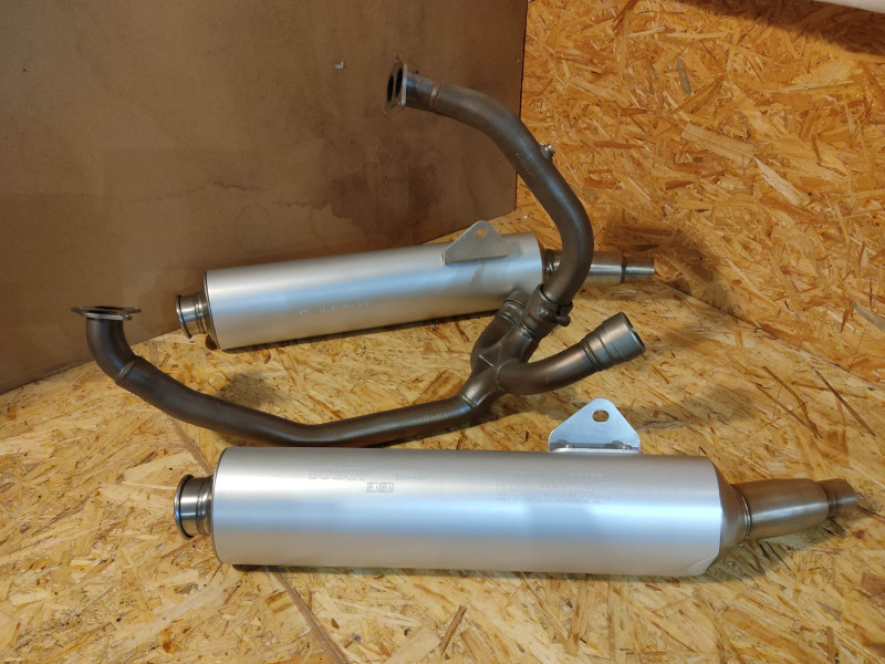 Une ligne échappement neuve complète origine  DUCATI monster 916 S4