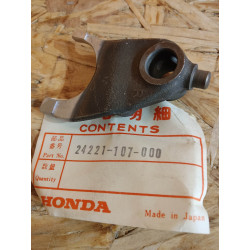 Fourchette de boîte gauche Honda SL125 CB125S - Réf. 24221107000