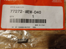 Ressort A loquet sacoche NT700VA7 2007 NT700VA8 HONDA 77272-MEW-D40