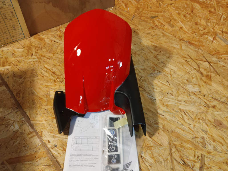 Garde-boue Arrière Hyper Rouge Honda CBR 600 F | 08F63-MFG-841C