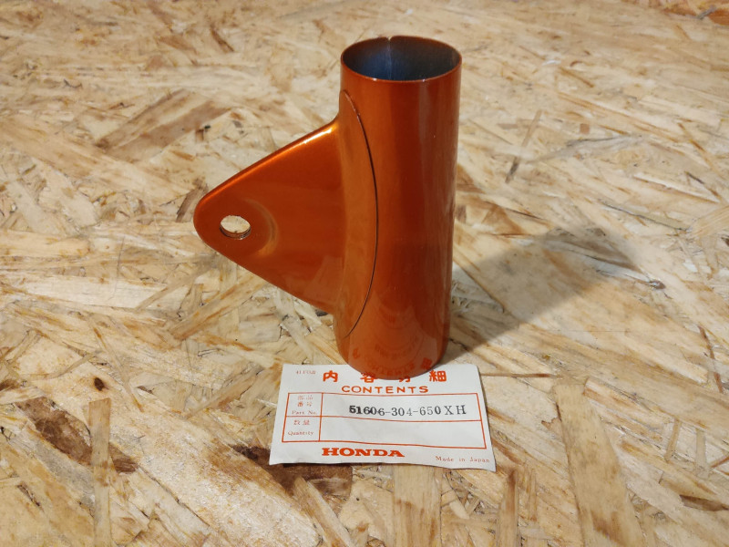 Patte de phare gauche Honda CB125K3 Candy Orange | 51606-304-650XH