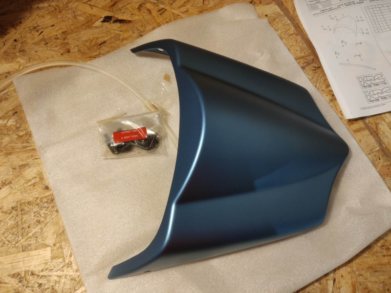 Capot de selle neuf bleu Hornet CB600F 2005 accessoire Honda 08F74-MBZ-830