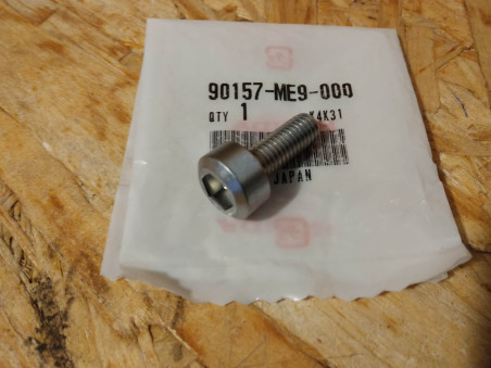 Vis platine repose pied M8x22 tète Cylindrique BTR HONDA 90157-ME9-000