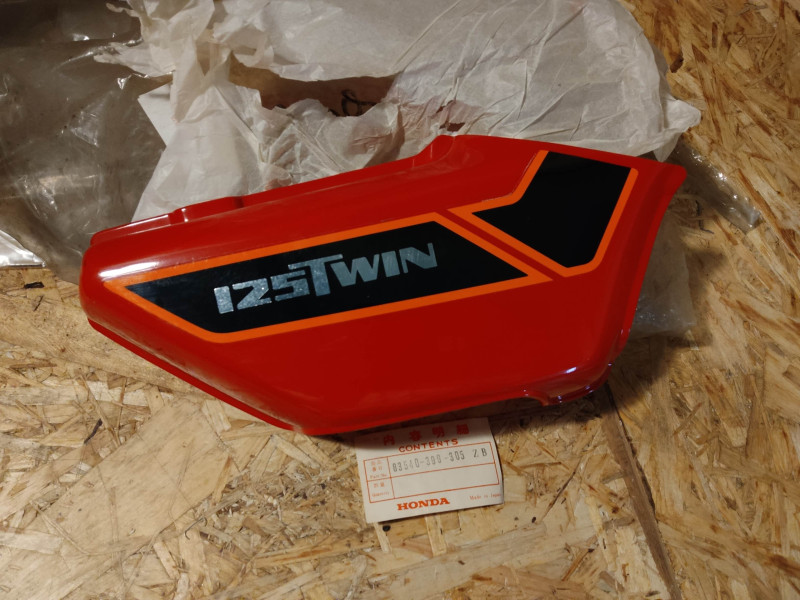 Cache latéral droit rouge R-33 Honda CB125T 83540-399-305ZB