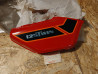 Cache latéral droit rouge R-33 Honda CB125T 83540-399-305ZB