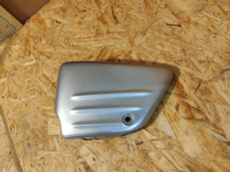 Cache latéral gauche Honda VT125C 06-07 Gris NHA49M
