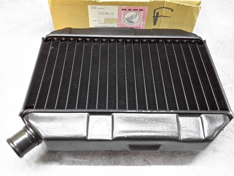 Radiateur neuf Honda VF1000F2 NOS - Réf. 19050-MB6-831
