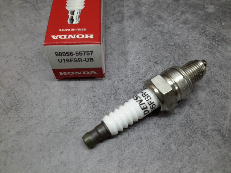 Bougie DENSO U16FSR-UB Honda GX100 - Réf. 98056-55757