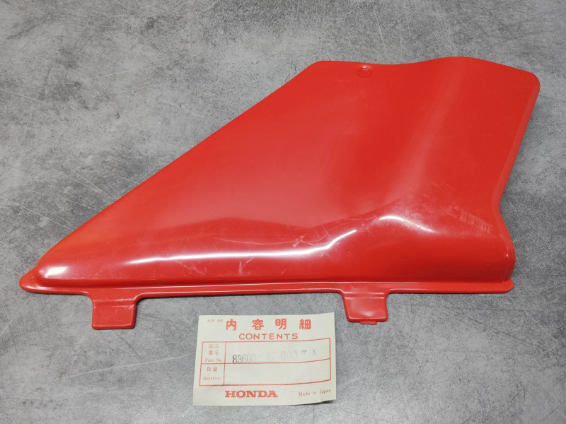 Cache latéral droit rouge R23 Honda – Réf. 83600-167-000ZA