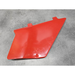 Cache latéral droit rouge R23 Honda – Réf. 83600-167-000ZA