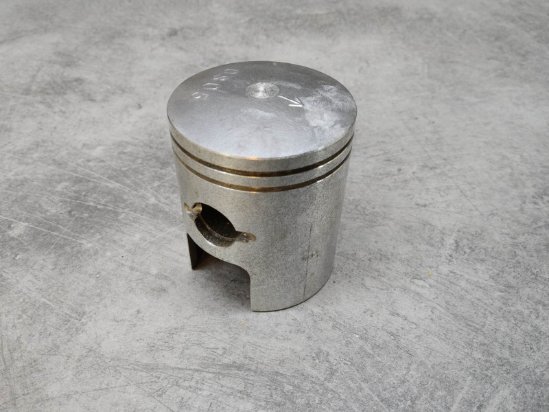 Piston Suzuki GT250 1973-75 neuf réf. 1211018402050