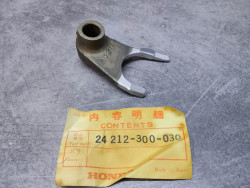Fourchette boite centrale CB750 HONDA 24212-300-030