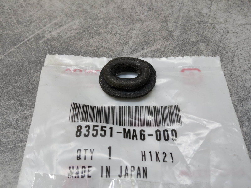 Caoutchouc cache latéral CB750 Seven Fifty HONDA 83551-MA6-000