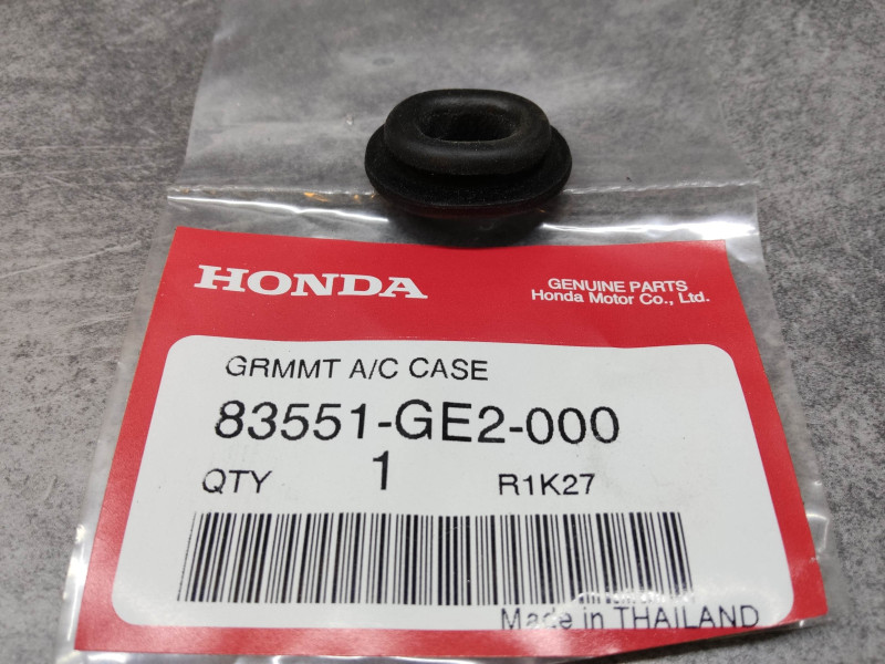 Caoutchouc clipsage GL1800  F6B1800 PC800 VT600/75 HONDA 83551-GE2-000