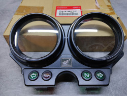Boitier supérieur des compteurs CBF600F HONDA 37610-MBZ-611