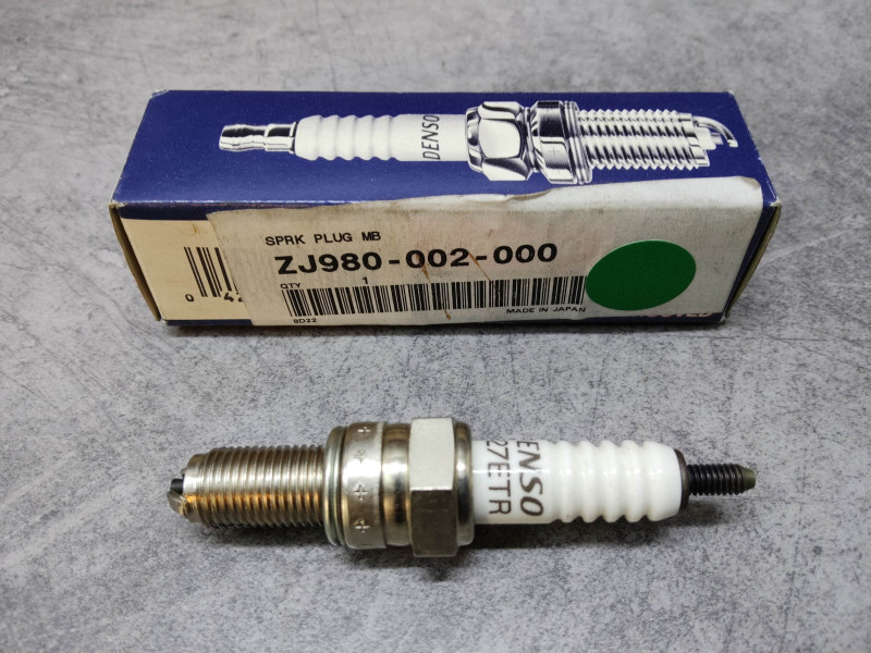 Bougie Denso U27ETR NGK CR9EK Honda ZJ980-002-000