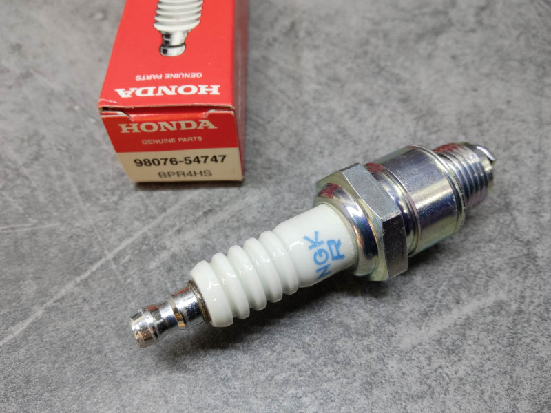 Bougie NGK BPR4HS Honda GX360 - Réf. 98076-54747