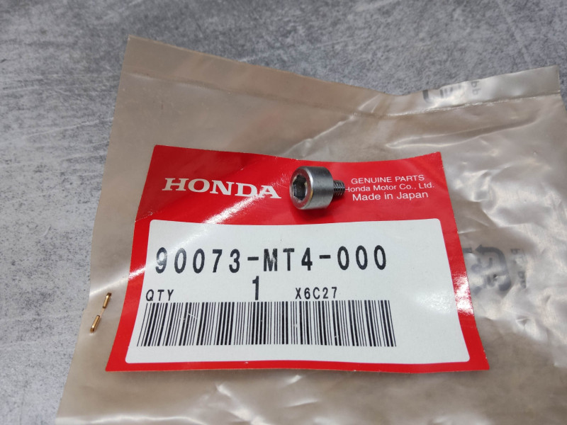 Vis spéciale M4x6 tête large CHc Honda 90073-MT4-000