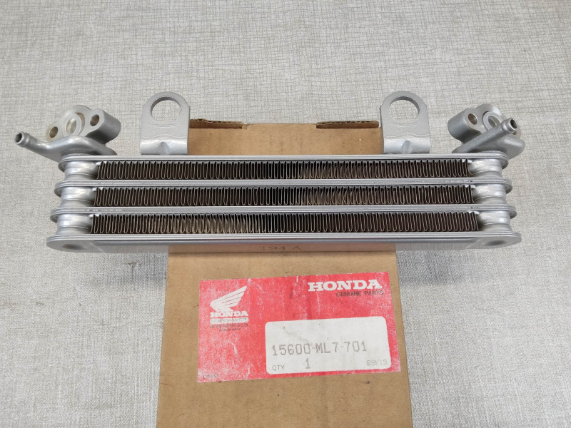 Radiateur d' huile de VFR750 RC24 HONDA 15600-ML7-701