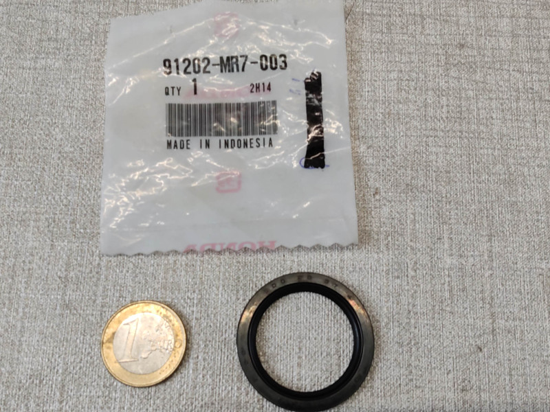 Cache Poussière Honda 28X37X4 - Réf. 91202-MR7-003