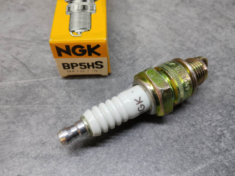 Bougie NGK BP5HS Neuve - Pièce détachée Honda