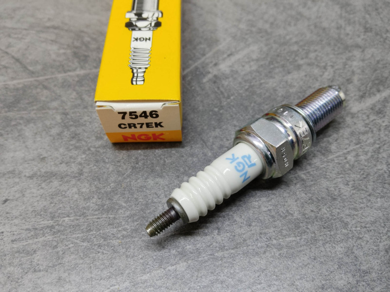 Bougie NGK CR7EK 7546 Standard - Pièce Neuve Moto Honda