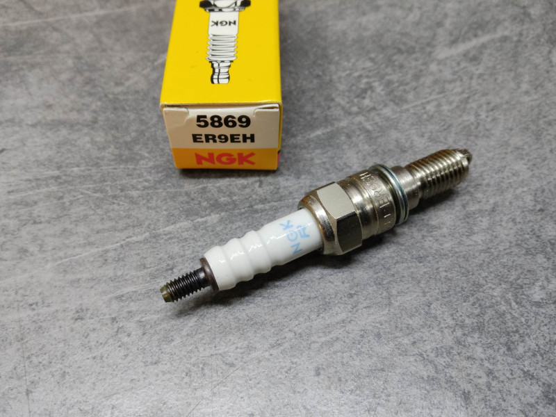 Bougie NGK ER9EH 8569 Standard Moto Honda - Pièce Neuve