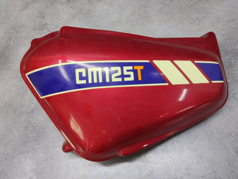 Cache latéral gauche CM125T rouge HONDA 83640-419-000OCC4