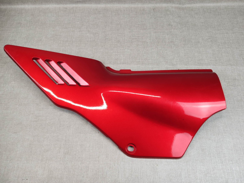 Cache latéral gauche avec rauyres légères pour VF1000F honda 83700-MB6-630ZC