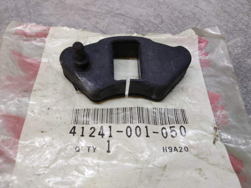Silentbloc de transmission de roue AR de C50/C70 77 HONDA 41241-001-050