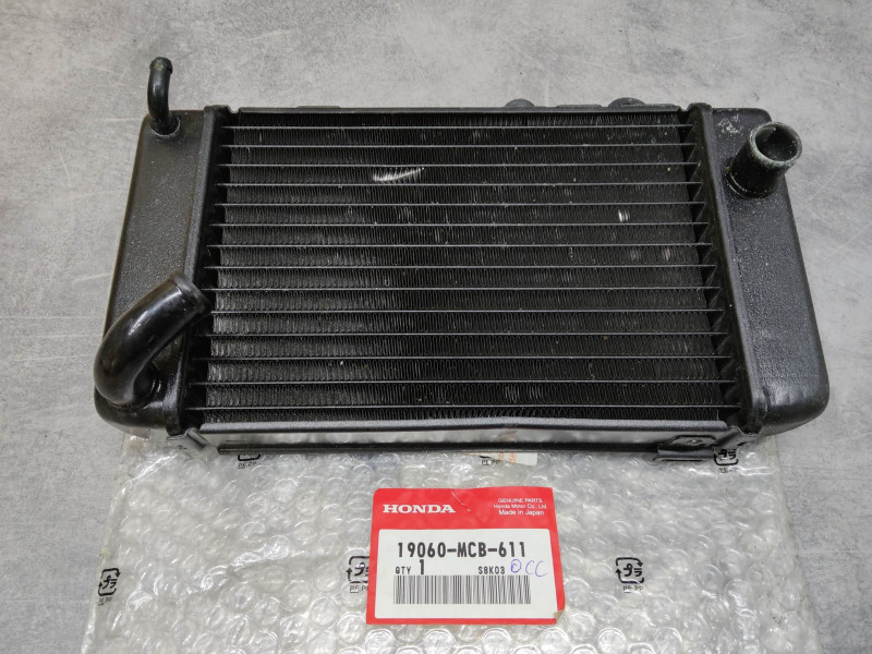 Radiateur gauche occasion Honda XL650V 19060-MCB-611