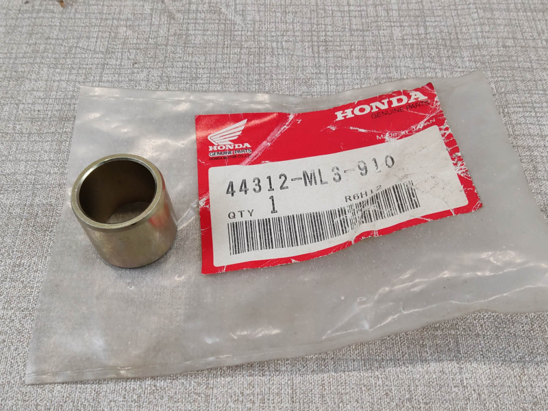 Entretoise droite axe roue avant Honda CR125 CR250 44312-ML3-910