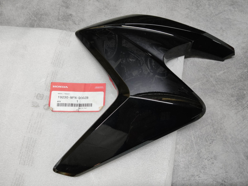 Buse de radiateur coté gauche de CB1000R 08/11 *NHA84P* HONDA 19230-MFN-D00ZB