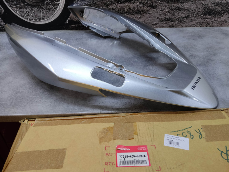 Auvent arrière de selle VFR800/A 04-09 HONDA 77215-MCW-D60ZA