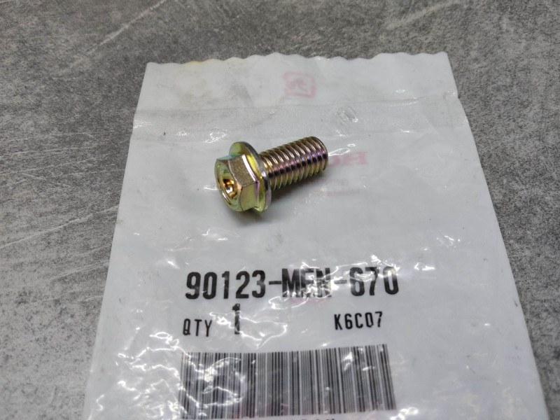 Vis 8x16 HONDA 901236-MEN-670