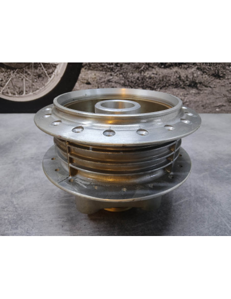 Moyeu de roue arrière CB100 CB125 CL100 CL125 MT125 ST90 HONDA 42601-128-000