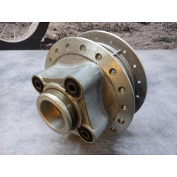 Moyeu de roue arrière CB100 CB125 CL100 CL125 MT125 ST90 HONDA 42601-128-000