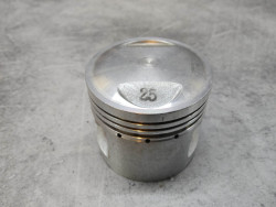 Piston 0.25 neuf ref exacte indéterminée (gravé 383 - 11)  HONDA 13102-383-XXX