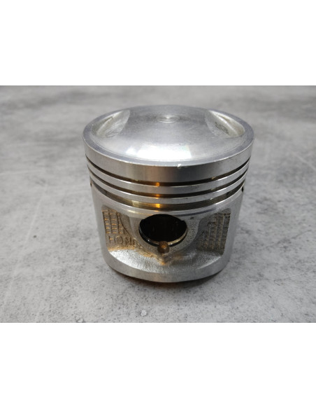 Piston 0.25 neuf ref exacte indéterminée (gravé 383 - 11)  HONDA 13102-383-XXX