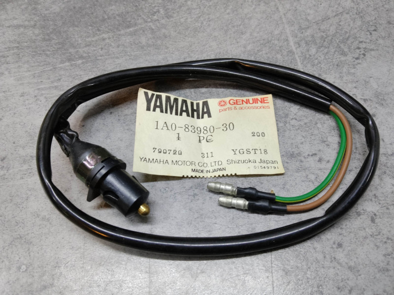 Contacteur feu stop frein avant YAMAHA 1A0-83980-30