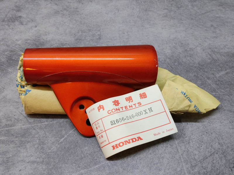 Patte de phare coté gauche couleur orange CB125K2-K3 HONDA 51606-246-000XH