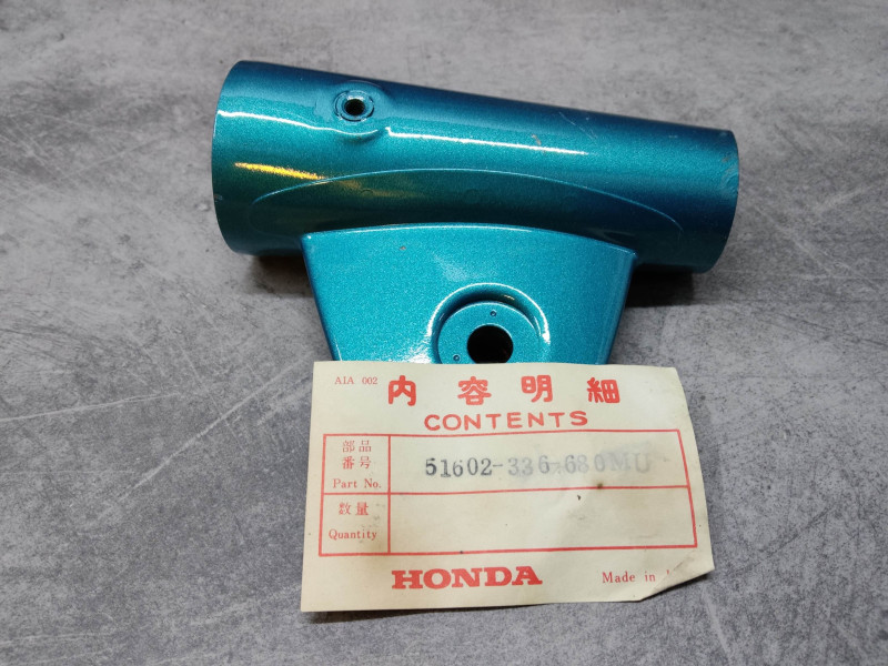 Patte de phare marina blue coté droit 125K5 HONDA 51602-336-680MU